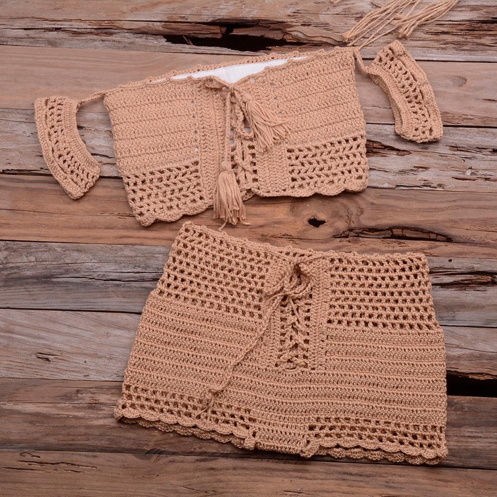 Ensemble bikini de plage tendance tricoté, maillot de bain style crochet, épaules dénudées, bikini fait main avec pompons, soutien-gorge de bikini, ensemble deux pièces de plage pour femmes, haut de bikini ajouré en crochet avec pompons et jupe de plage.