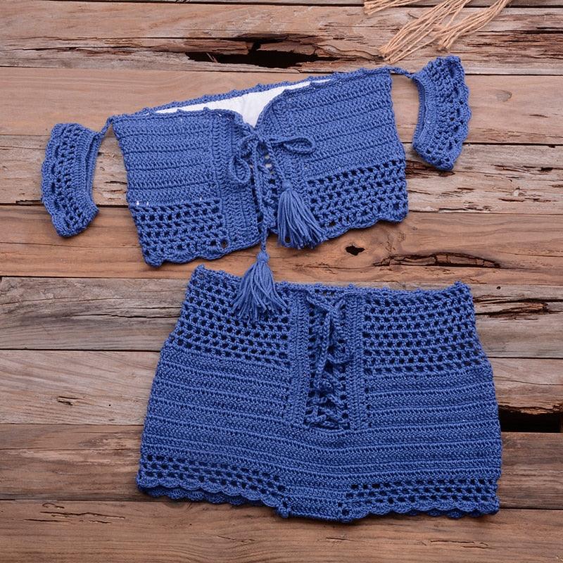 Ensemble bikini de plage tendance tricoté, maillot de bain style crochet, épaules dénudées, bikini fait main avec pompons, soutien-gorge de bikini, ensemble deux pièces de plage pour femmes, haut de bikini ajouré en crochet avec pompons et jupe de plage.