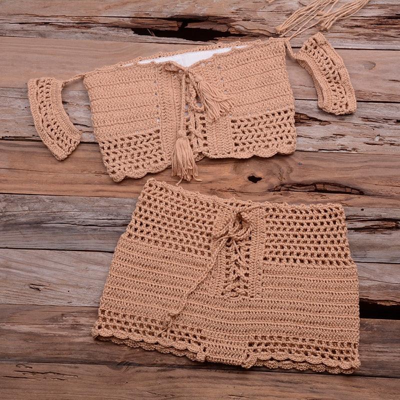 Ensemble bikini de plage tendance tricoté, maillot de bain style crochet, épaules dénudées, bikini fait main avec pompons, soutien-gorge de bikini, ensemble deux pièces de plage pour femmes, haut de bikini ajouré en crochet avec pompons et jupe de plage.