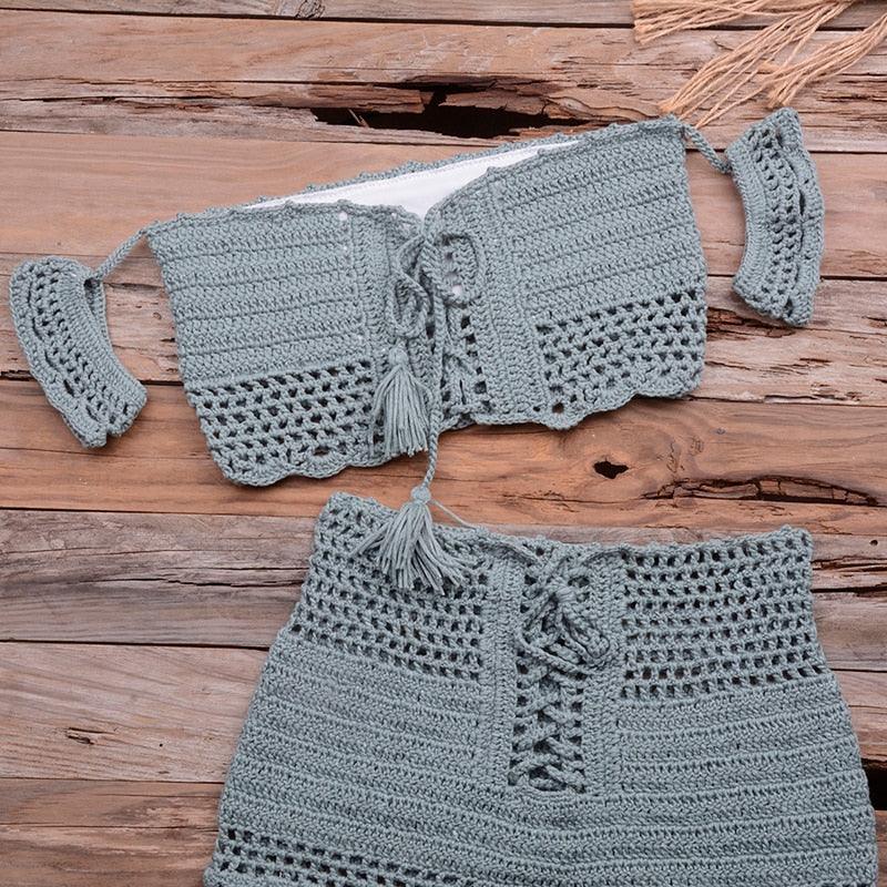 Ensemble bikini de plage tendance tricoté, maillot de bain style crochet, épaules dénudées, bikini fait main avec pompons, soutien-gorge de bikini, ensemble deux pièces de plage pour femmes, haut de bikini ajouré en crochet avec pompons et jupe de plage.