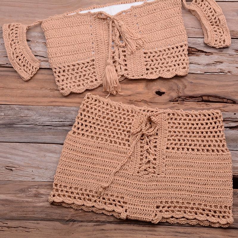 Ensemble bikini de plage tendance tricoté, maillot de bain style crochet, épaules dénudées, bikini fait main avec pompons, soutien-gorge de bikini, ensemble deux pièces de plage pour femmes, haut de bikini ajouré en crochet avec pompons et jupe de plage.