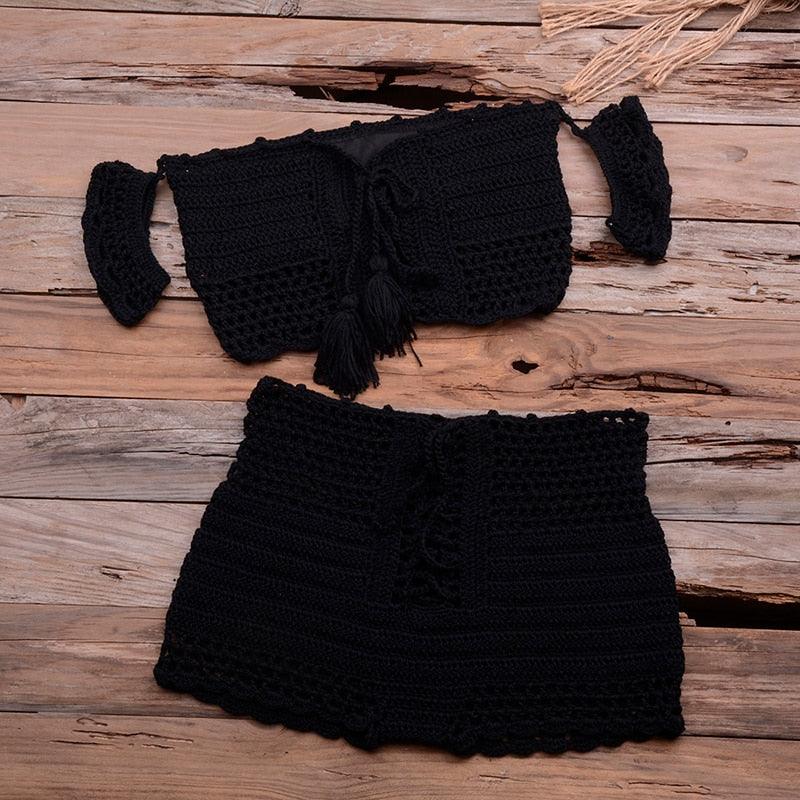 Ensemble bikini de plage tendance tricoté, maillot de bain style crochet, épaules dénudées, bikini fait main avec pompons, soutien-gorge de bikini, ensemble deux pièces de plage pour femmes, haut de bikini ajouré en crochet avec pompons et jupe de plage.