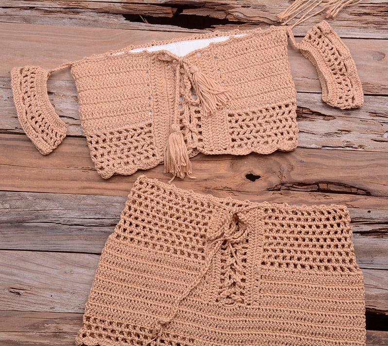 Ensemble bikini de plage tendance tricoté, maillot de bain style crochet, épaules dénudées, bikini fait main avec pompons, soutien-gorge de bikini, ensemble deux pièces de plage pour femmes, haut de bikini ajouré en crochet avec pompons et jupe de plage.