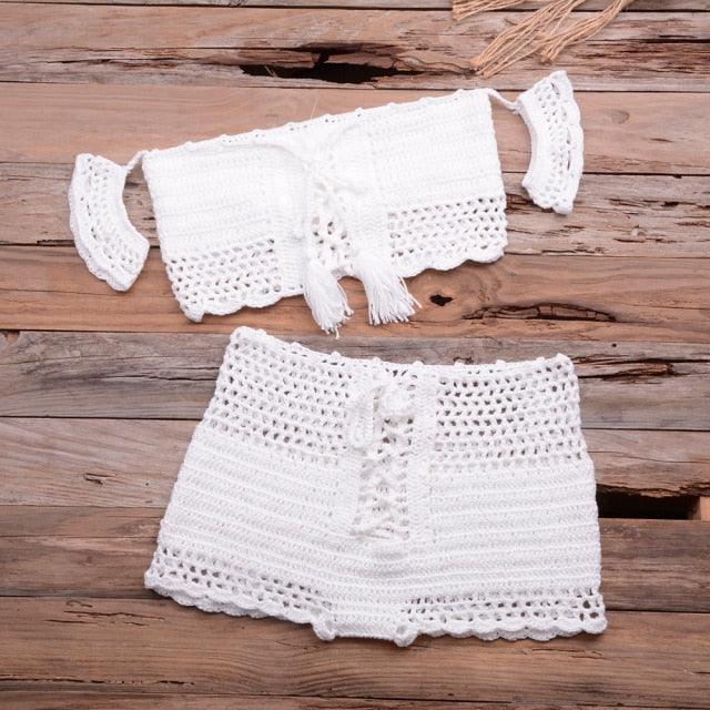 Ensemble bikini de plage tendance tricoté, maillot de bain style crochet, épaules dénudées, bikini fait main avec pompons, soutien-gorge de bikini, ensemble deux pièces de plage pour femmes, haut de bikini ajouré en crochet avec pompons et jupe de plage.