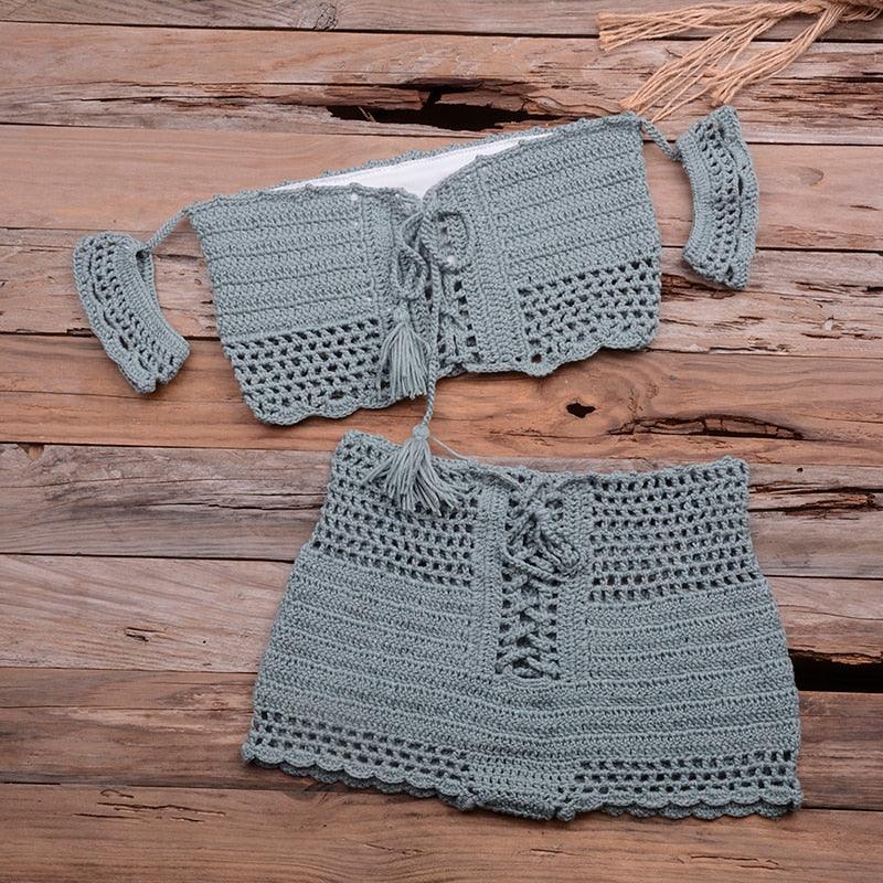Ensemble bikini de plage tendance tricoté, maillot de bain style crochet, épaules dénudées, bikini fait main avec pompons, soutien-gorge de bikini, ensemble deux pièces de plage pour femmes, haut de bikini ajouré en crochet avec pompons et jupe de plage.