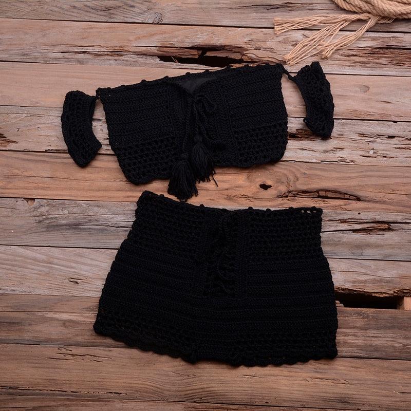 Ensemble bikini de plage tendance tricoté, maillot de bain style crochet, épaules dénudées, bikini fait main avec pompons, soutien-gorge de bikini, ensemble deux pièces de plage pour femmes, haut de bikini ajouré en crochet avec pompons et jupe de plage.