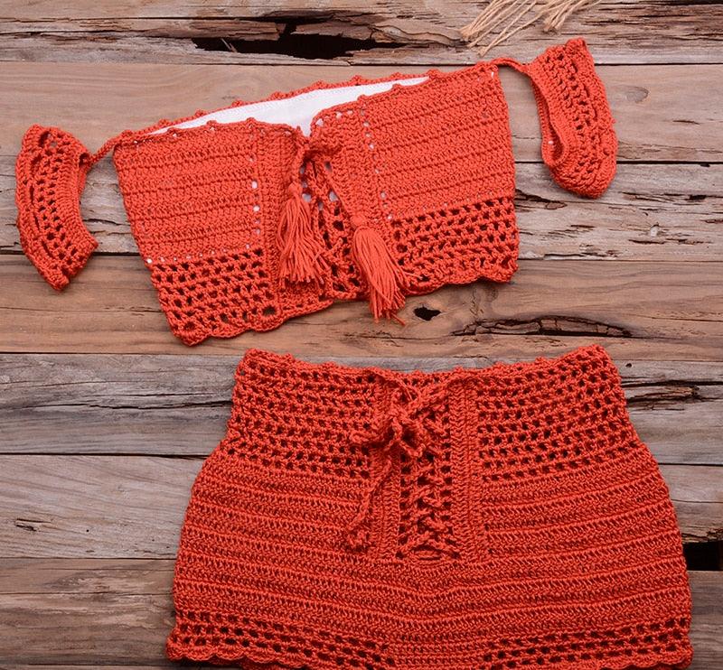 Ensemble bikini de plage tendance tricoté, maillot de bain style crochet, épaules dénudées, bikini fait main avec pompons, soutien-gorge de bikini, ensemble deux pièces de plage pour femmes, haut de bikini ajouré en crochet avec pompons et jupe de plage.