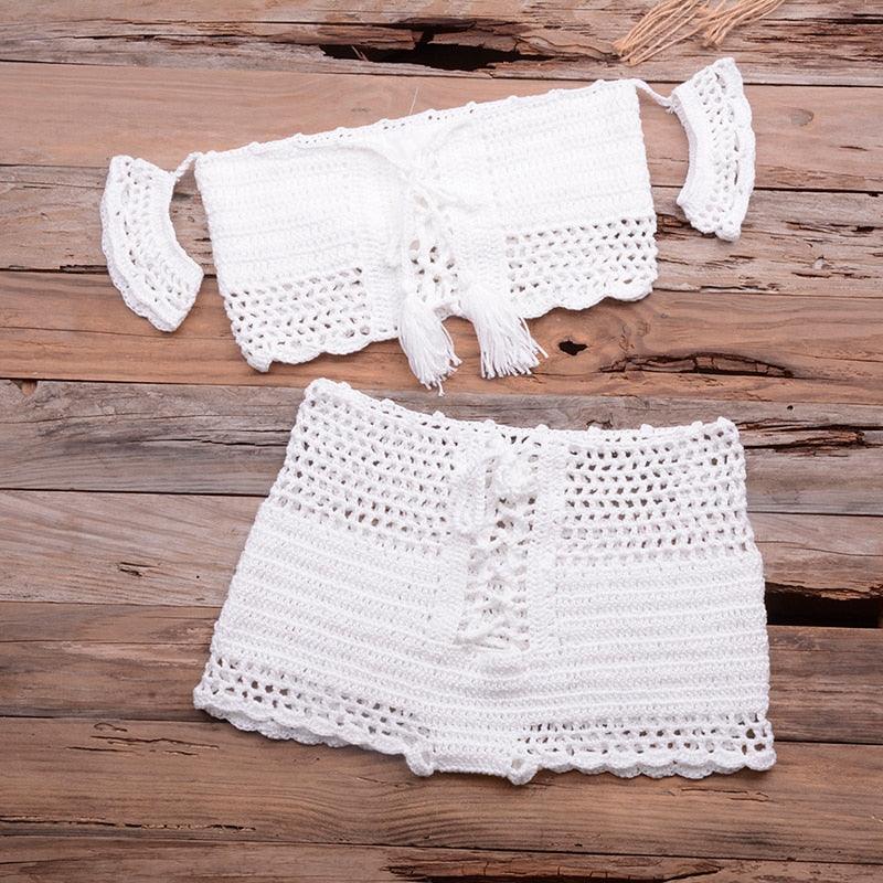 Ensemble bikini de plage tendance tricoté, maillot de bain style crochet, épaules dénudées, bikini fait main avec pompons, soutien-gorge de bikini, ensemble deux pièces de plage pour femmes, haut de bikini ajouré en crochet avec pompons et jupe de plage.