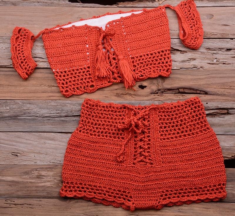 Ensemble bikini de plage tendance tricoté, maillot de bain style crochet, épaules dénudées, bikini fait main avec pompons, soutien-gorge de bikini, ensemble deux pièces de plage pour femmes, haut de bikini ajouré en crochet avec pompons et jupe de plage.