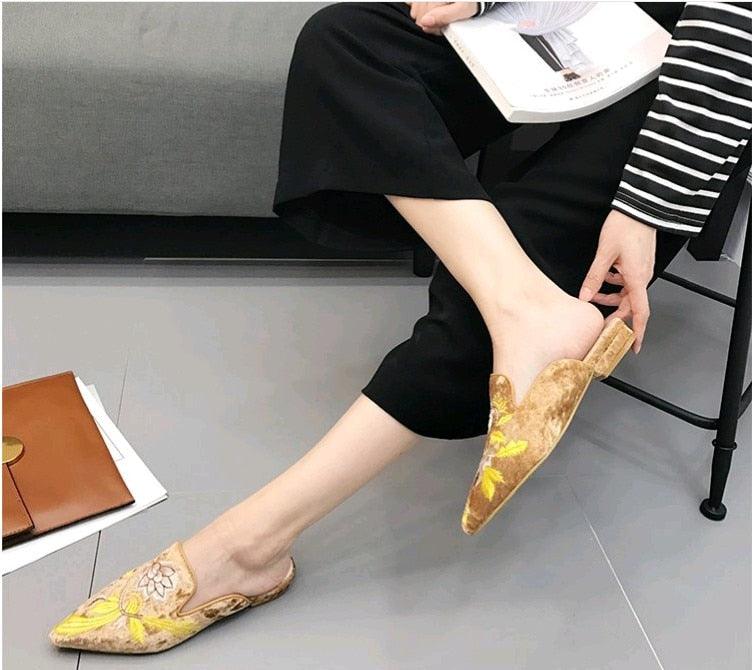 Pantoufles brodées en fourrure pour femmes, mules en velours, chaussures plates, décoration florale, talons bas, chaussures plates en cuir à enfiler, sandales sans talon pour filles, chaussures de travail pour femmes