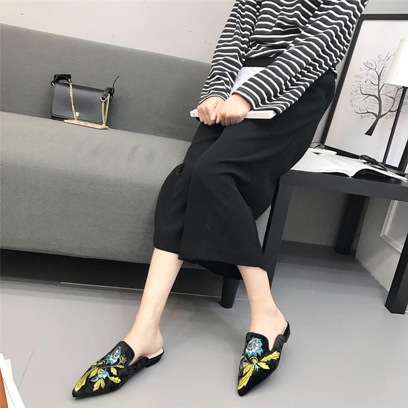 Pantoufles brodées en fourrure pour femmes, mules en velours, chaussures plates, décoration florale, talons bas, chaussures plates en cuir à enfiler, sandales sans talon pour filles, chaussures de travail pour femmes