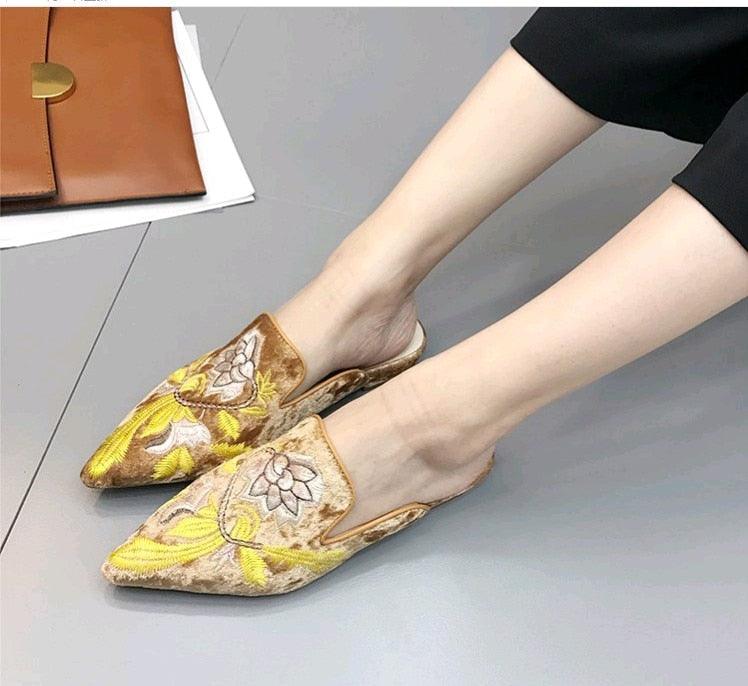 Pantoufles brodées en fourrure pour femmes, mules en velours, chaussures plates, décoration florale, talons bas, chaussures plates en cuir à enfiler, sandales sans talon pour filles, chaussures de travail pour femmes