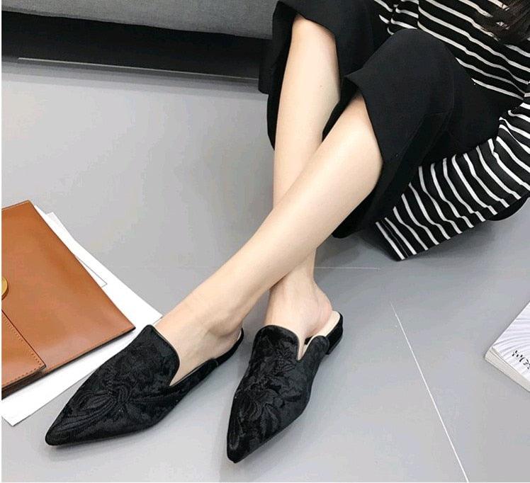 Pantoufles brodées en fourrure pour femmes, mules en velours, chaussures plates, décoration florale, talons bas, chaussures plates en cuir à enfiler, sandales sans talon pour filles, chaussures de travail pour femmes
