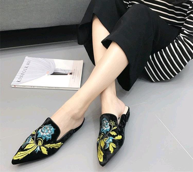 Pantoufles brodées en fourrure pour femmes, mules en velours, chaussures plates, décoration florale, talons bas, chaussures plates en cuir à enfiler, sandales sans talon pour filles, chaussures de travail pour femmes