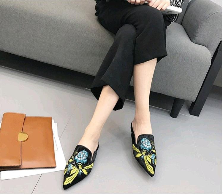 Pantoufles brodées en fourrure pour femmes, mules en velours, chaussures plates, décoration florale, talons bas, chaussures plates en cuir à enfiler, sandales sans talon pour filles, chaussures de travail pour femmes