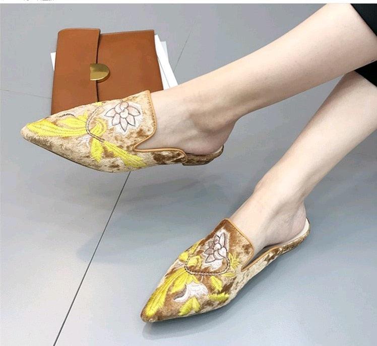 Pantoufles brodées en fourrure pour femmes, mules en velours, chaussures plates, décoration florale, talons bas, chaussures plates en cuir à enfiler, sandales sans talon pour filles, chaussures de travail pour femmes