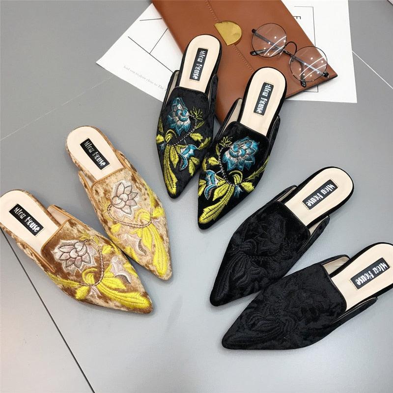 Pantoufles brodées en fourrure pour femmes, mules en velours, chaussures plates, décoration florale, talons bas, chaussures plates en cuir à enfiler, sandales sans talon pour filles, chaussures de travail pour femmes