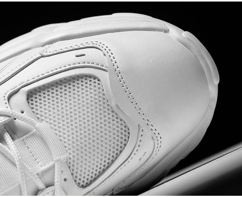 Chaussures de sport blanches pour hommes, tendance décontractée confortable, baskets épaisses noires pour hommes, design été blanc, baskets de tennis de course en plein air, mode sport, baskets décontractées confortables pour hommes.