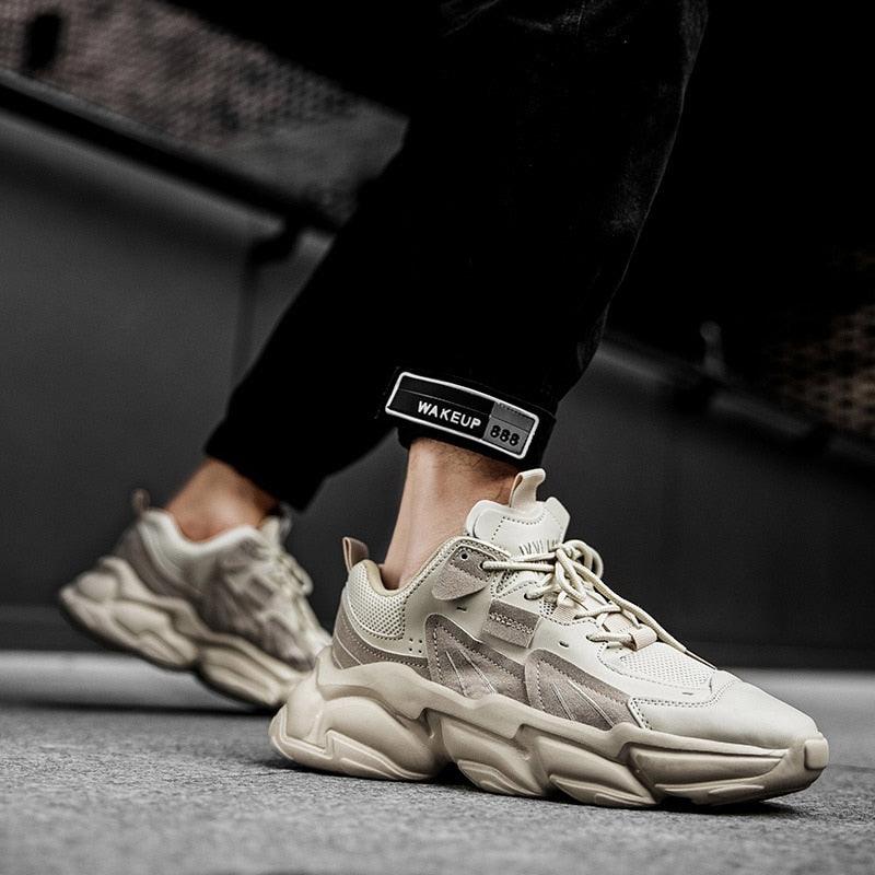 Chaussures de sport blanches pour hommes, tendance décontractée confortable, baskets épaisses noires pour hommes, design été blanc, baskets de tennis de course en plein air, mode sport, baskets décontractées confortables pour hommes.