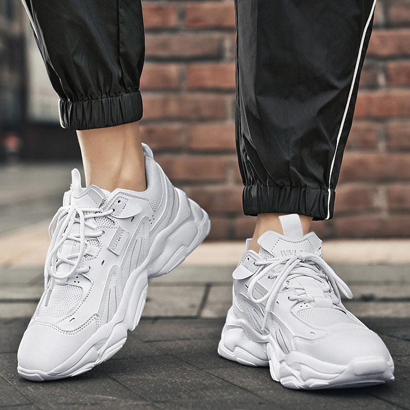 Chaussures de sport blanches pour hommes, tendance décontractée confortable, baskets épaisses noires pour hommes, design été blanc, baskets de tennis de course en plein air, mode sport, baskets décontractées confortables pour hommes.