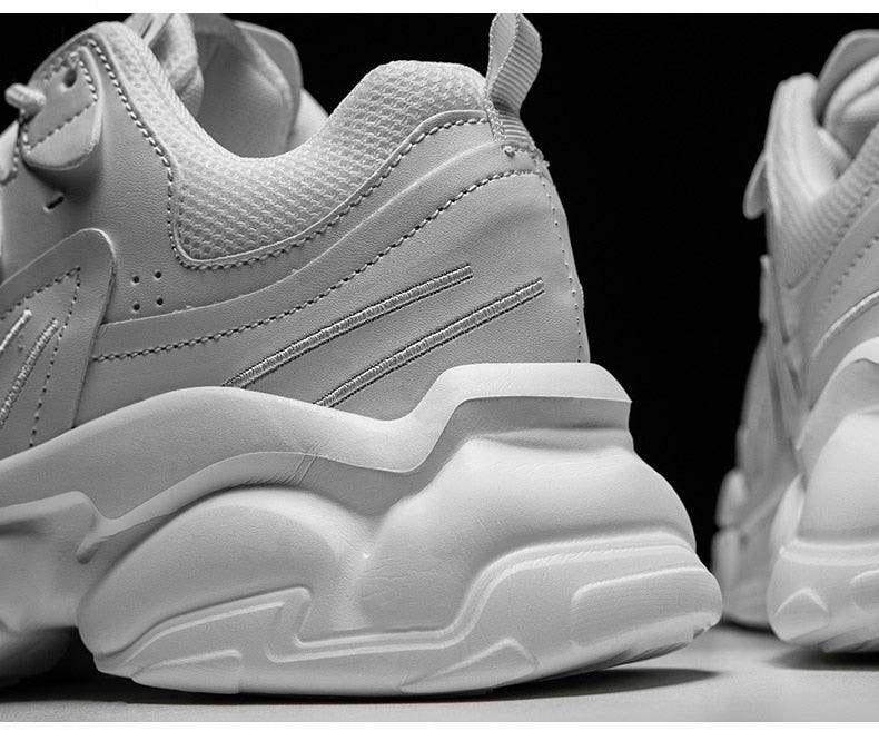 Chaussures de sport blanches pour hommes, tendance décontractée confortable, baskets épaisses noires pour hommes, design été blanc, baskets de tennis de course en plein air, mode sport, baskets décontractées confortables pour hommes.