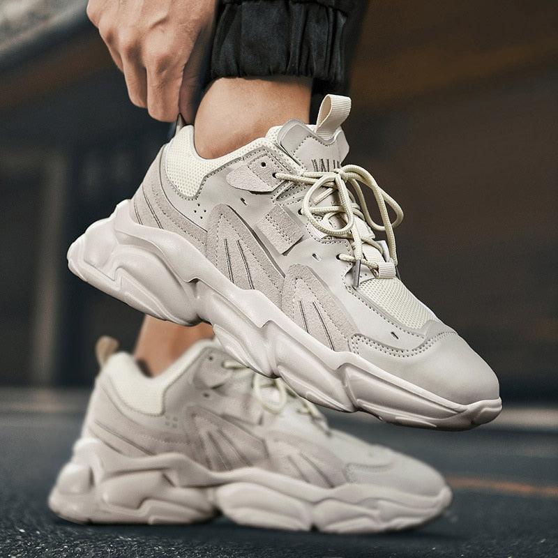 Chaussures de sport blanches pour hommes, tendance décontractée confortable, baskets épaisses noires pour hommes, design été blanc, baskets de tennis de course en plein air, mode sport, baskets décontractées confortables pour hommes.