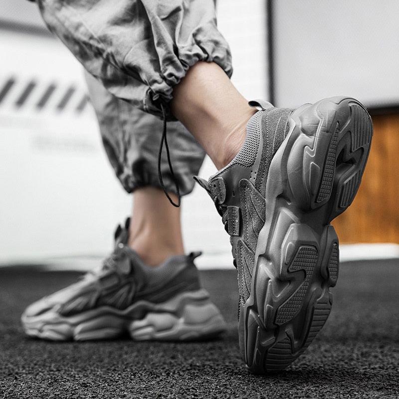 Chaussures de sport blanches pour hommes, tendance décontractée confortable, baskets épaisses noires pour hommes, design été blanc, baskets de tennis de course en plein air, mode sport, baskets décontractées confortables pour hommes.