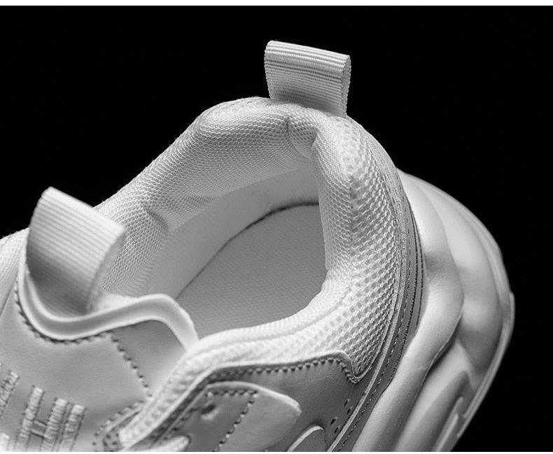 Chaussures de sport blanches pour hommes, tendance décontractée confortable, baskets épaisses noires pour hommes, design été blanc, baskets de tennis de course en plein air, mode sport, baskets décontractées confortables pour hommes.