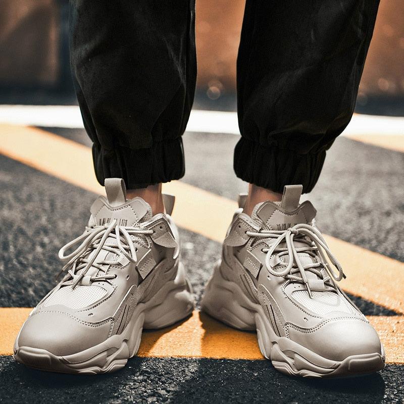 Chaussures de sport blanches pour hommes, tendance décontractée confortable, baskets épaisses noires pour hommes, design été blanc, baskets de tennis de course en plein air, mode sport, baskets décontractées confortables pour hommes.