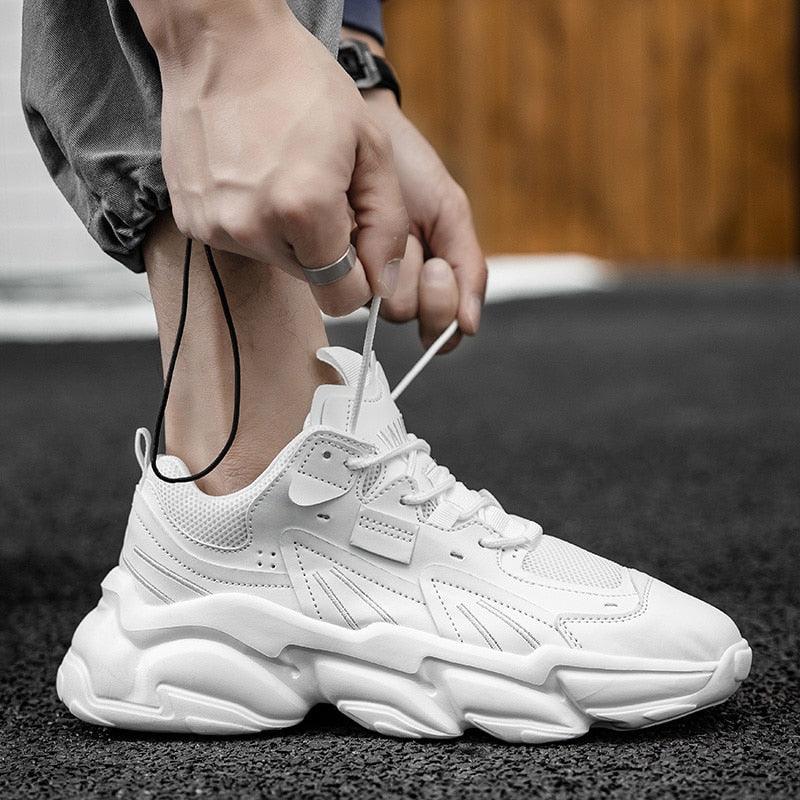Chaussures de sport blanches pour hommes, tendance décontractée confortable, baskets épaisses noires pour hommes, design été blanc, baskets de tennis de course en plein air, mode sport, baskets décontractées confortables pour hommes.
