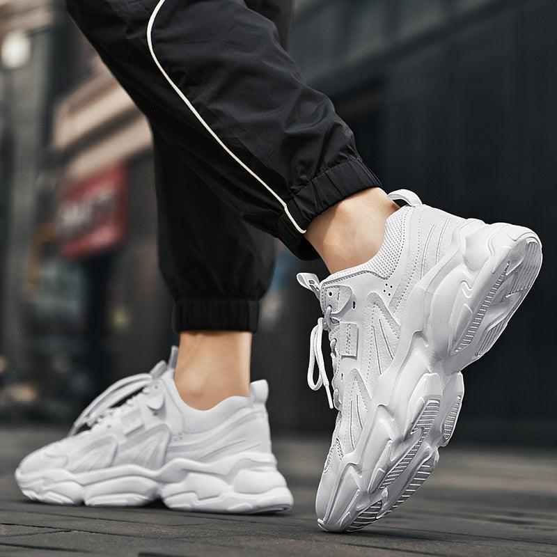 Chaussures de sport blanches pour hommes, tendance décontractée confortable, baskets épaisses noires pour hommes, design été blanc, baskets de tennis de course en plein air, mode sport, baskets décontractées confortables pour hommes.