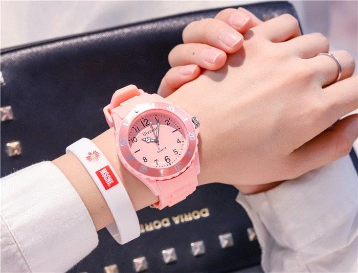 Montres Femme en Silicone à la Mode Montres-bracelets Simples de Sport à Quartz Horloge Fraîche pour Enfants Montre-bracelet Décontractée à Quartz avec Bracelet en Silicone pour Femmes Filles Étudiantes