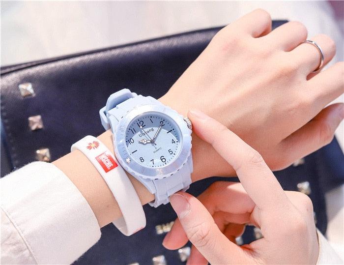 Montres Femme en Silicone à la Mode Montres-bracelets Simples de Sport à Quartz Horloge Fraîche pour Enfants Montre-bracelet Décontractée à Quartz avec Bracelet en Silicone pour Femmes Filles Étudiantes
