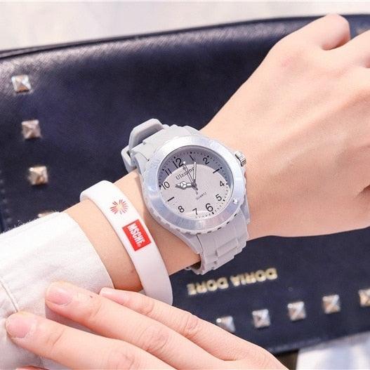 Montres Femme en Silicone à la Mode Montres-bracelets Simples de Sport à Quartz Horloge Fraîche pour Enfants Montre-bracelet Décontractée à Quartz avec Bracelet en Silicone pour Femmes Filles Étudiantes