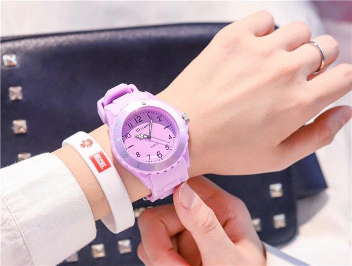 Montres Femme en Silicone à la Mode Montres-bracelets Simples de Sport à Quartz Horloge Fraîche pour Enfants Montre-bracelet Décontractée à Quartz avec Bracelet en Silicone pour Femmes Filles Étudiantes