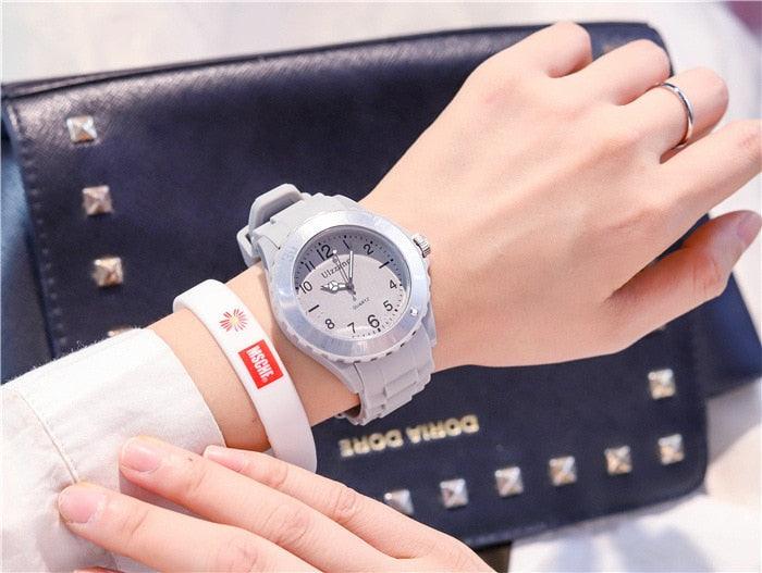 Montres Femme en Silicone à la Mode Montres-bracelets Simples de Sport à Quartz Horloge Fraîche pour Enfants Montre-bracelet Décontractée à Quartz avec Bracelet en Silicone pour Femmes Filles Étudiantes
