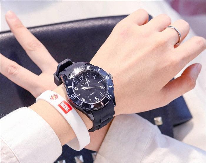 Montres Femme en Silicone à la Mode Montres-bracelets Simples de Sport à Quartz Horloge Fraîche pour Enfants Montre-bracelet Décontractée à Quartz avec Bracelet en Silicone pour Femmes Filles Étudiantes