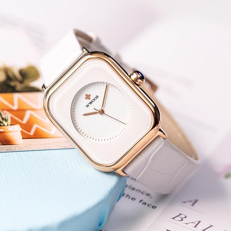 Montre Femme Tendance Bracelet Cuir Blanc Minimaliste Rectangulaire Montre-Bracelet Quartz habillée pour Dames Montre-Bracelet Tendance en Cuir Cadran Simple Élégant Rectangulaire Analogique Quartz Montre Habillée