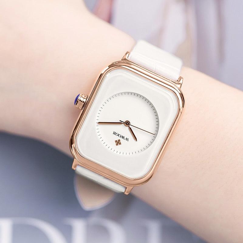 Montre Femme Tendance Bracelet Cuir Blanc Minimaliste Rectangulaire Montre-Bracelet Quartz habillée pour Dames Montre-Bracelet Tendance en Cuir Cadran Simple Élégant Rectangulaire Analogique Quartz Montre Habillée