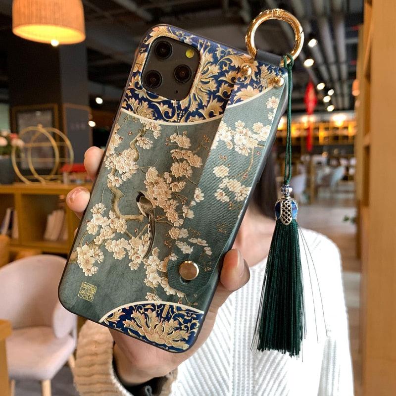 Coque de téléphone à motif floral tendance pour iPhone 11 12 13 14 Pro MAX X XS MAX XR 8 7 6 6s Plus X, étui souple avec dragonne et pompon, antichoc, coque arrière rigide, fine, protection intégrale, tendance, mignonne, élégante pour femme