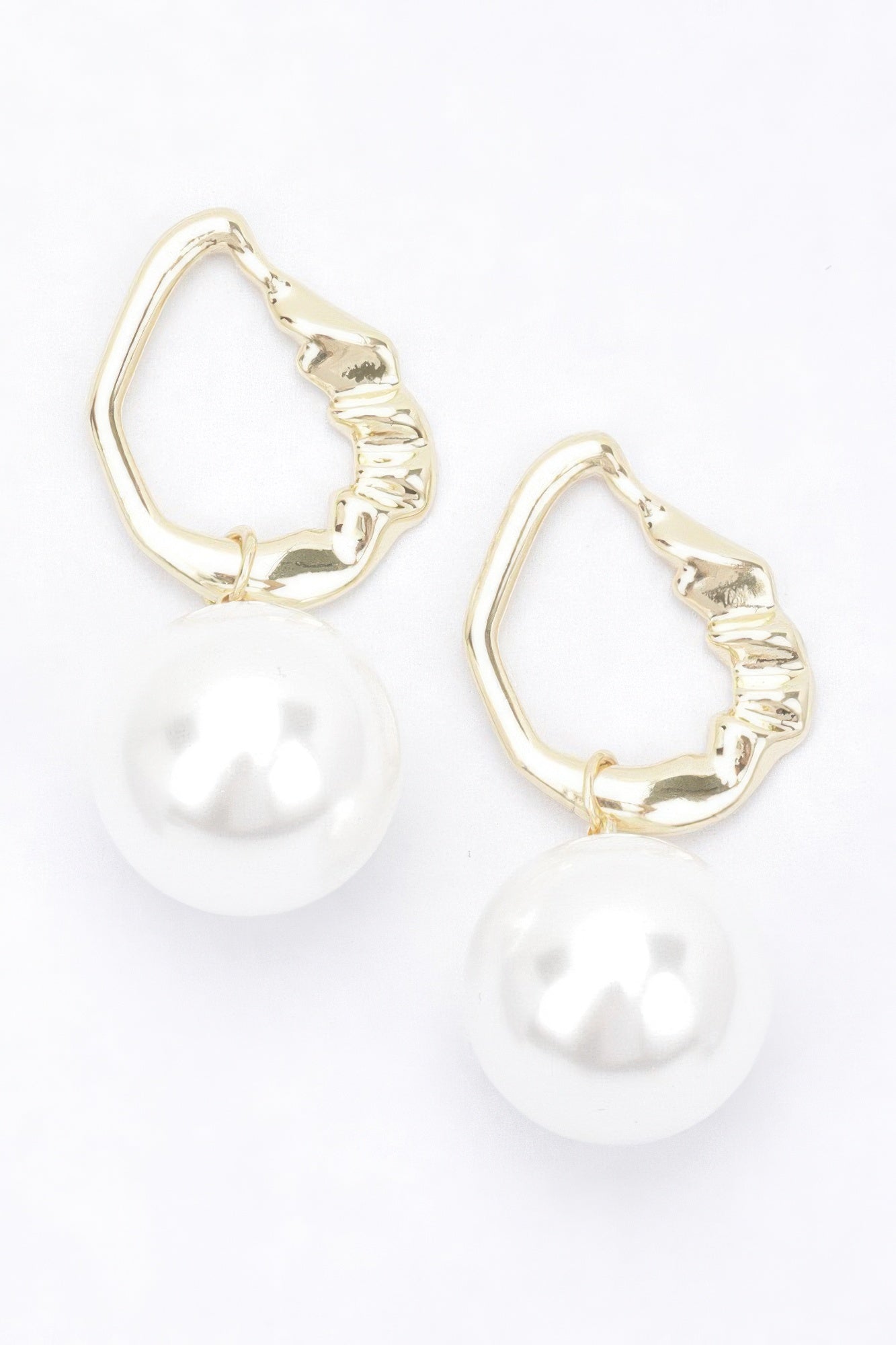 Boucle d'oreille en métal avec fausse perle