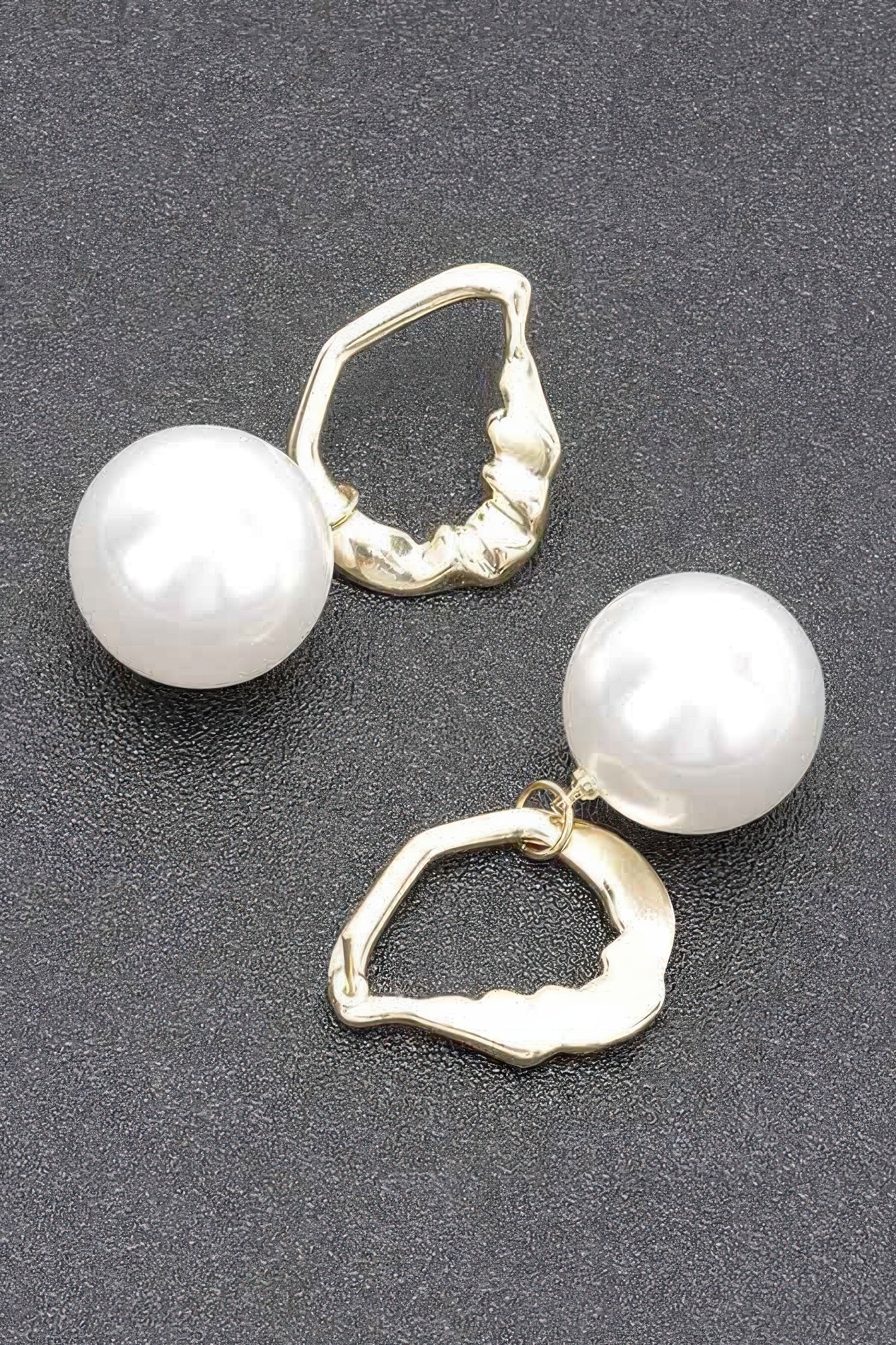 Boucle d'oreille en métal avec fausse perle