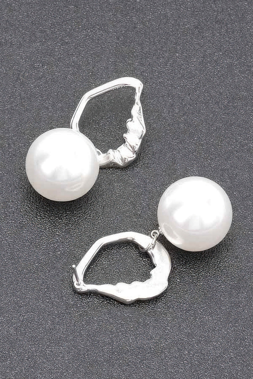 Boucle d'oreille en métal avec fausse perle