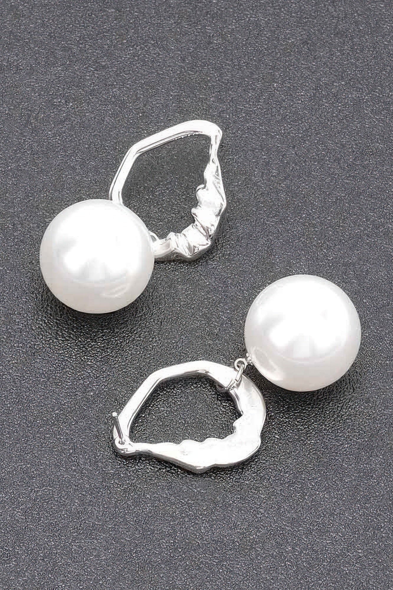 Boucle d'oreille en métal avec fausse perle