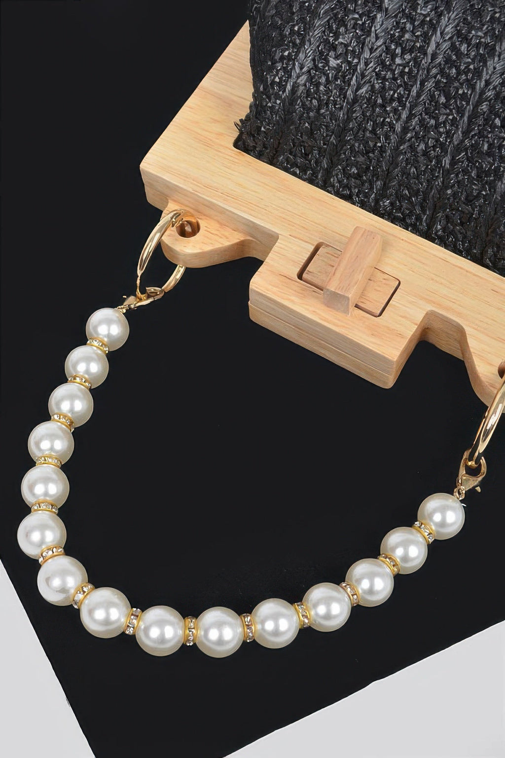 Pochette en similicuir paille et bois avec chaîne en fausses perles