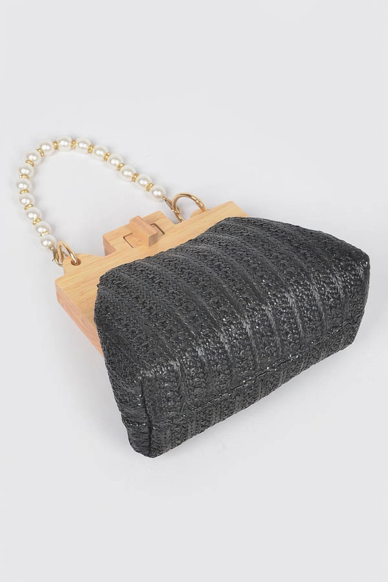 Pochette en similicuir paille et bois avec chaîne en fausses perles