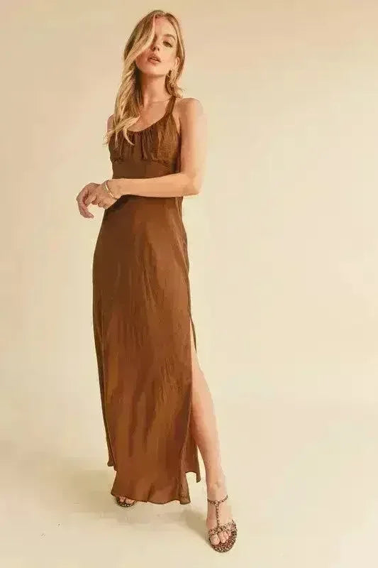 Robe longue à fines bretelles Aemi + Co avec fente latérale froncée et découpe au dos