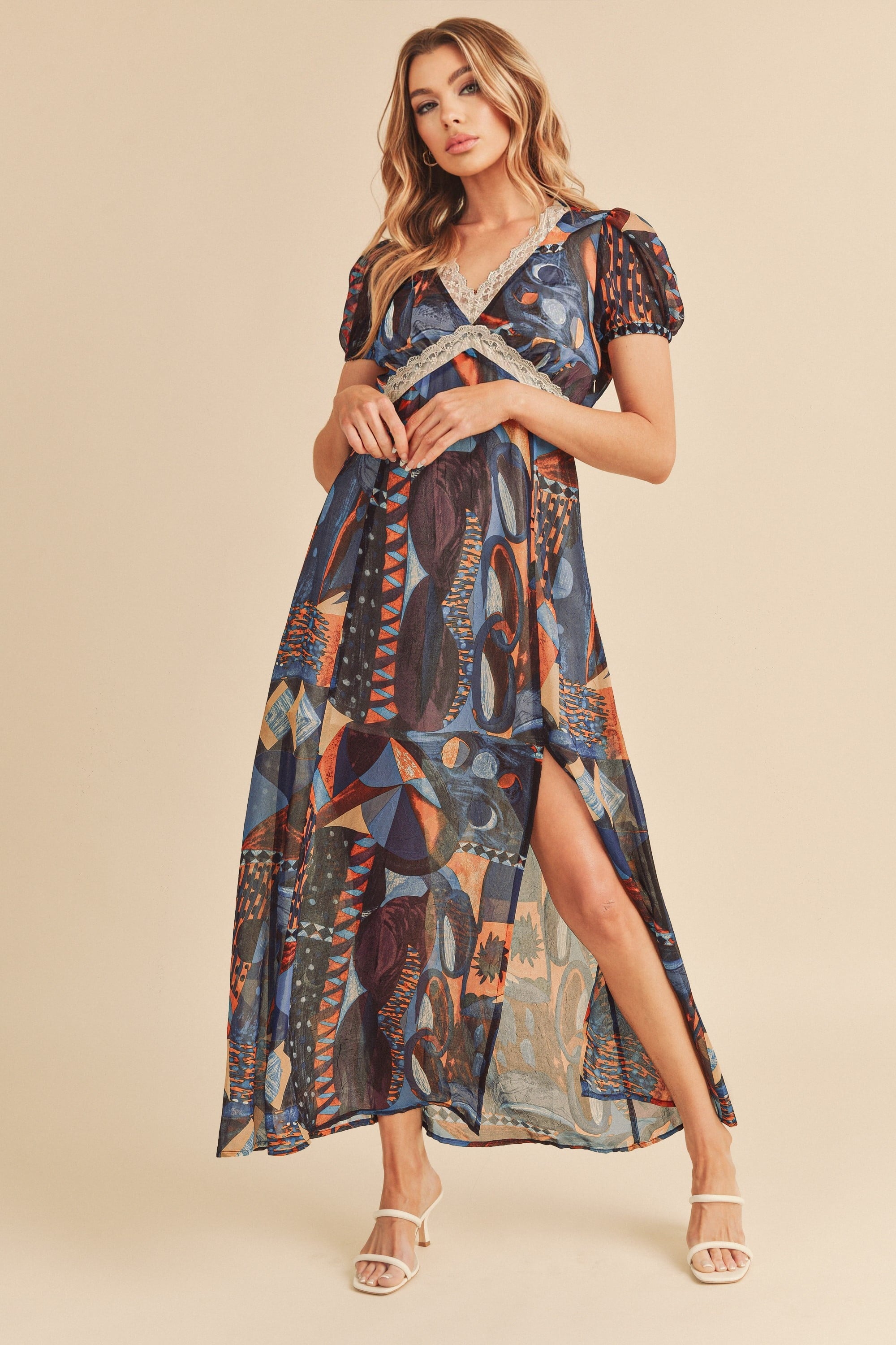Robe longue confortable à manches courtes pour femme avec fente et imprimé géométrique détaillé en dentelle, dentelle élégante, fente séduisante, imprimé géométrique sophistiqué pour occasions décontractées et habillées