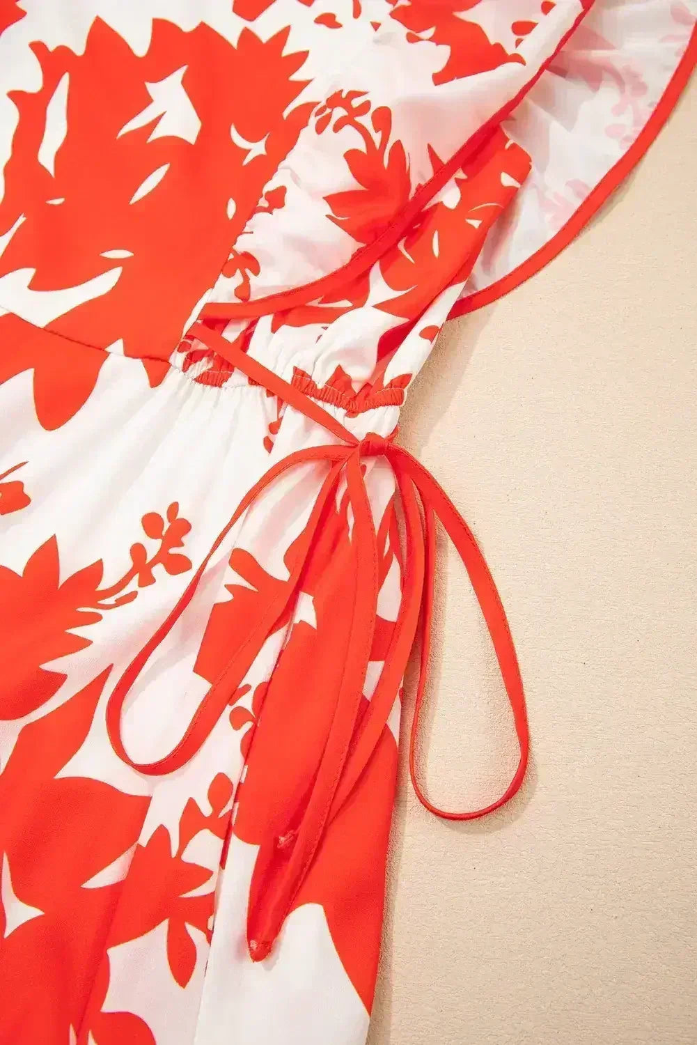 Robe longue rouge à imprimé floral, encolure en V et manches à volants