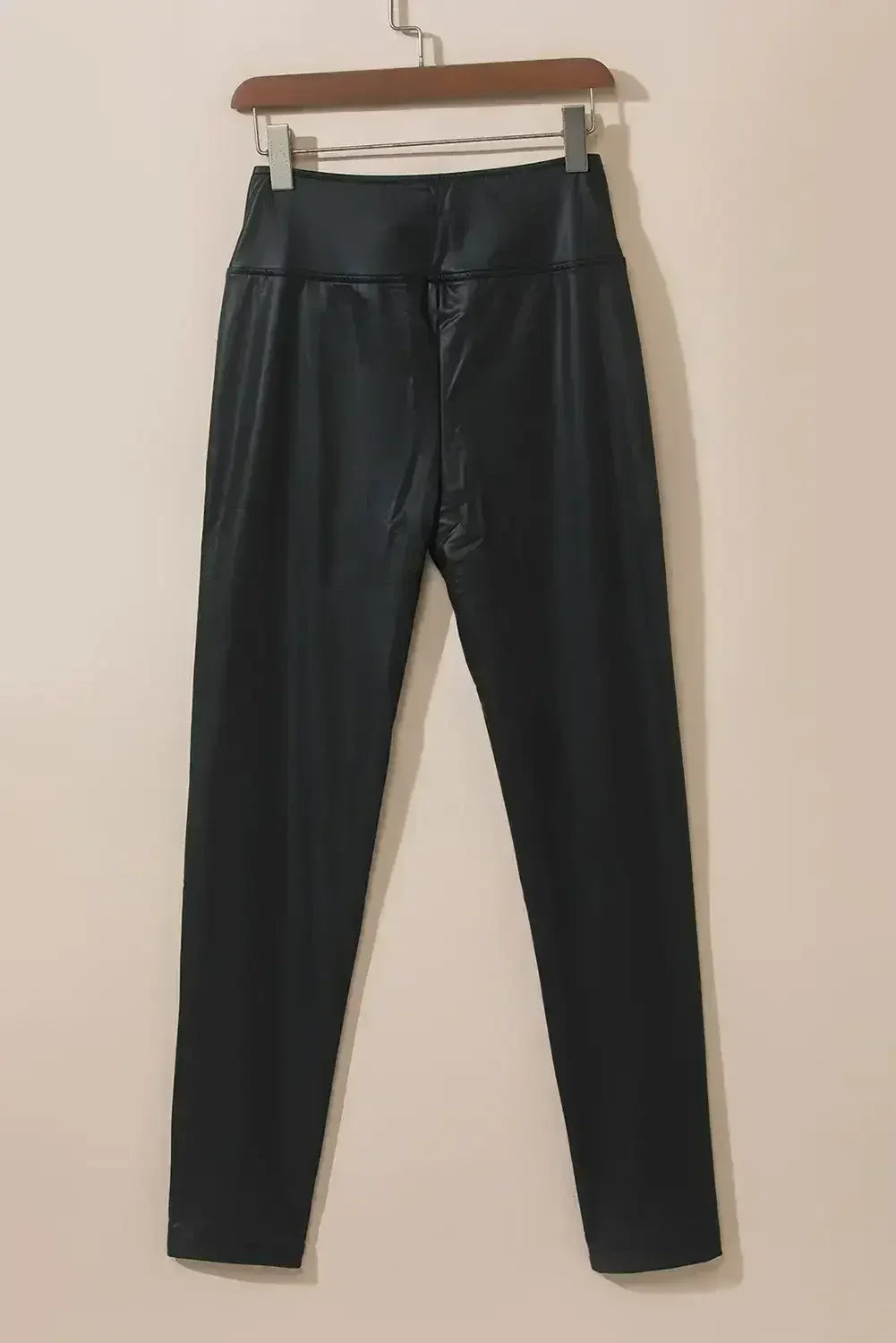 Legging noir taille haute en cuir élégant avec passepoil